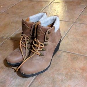Sperry Topsider brown boots with heel